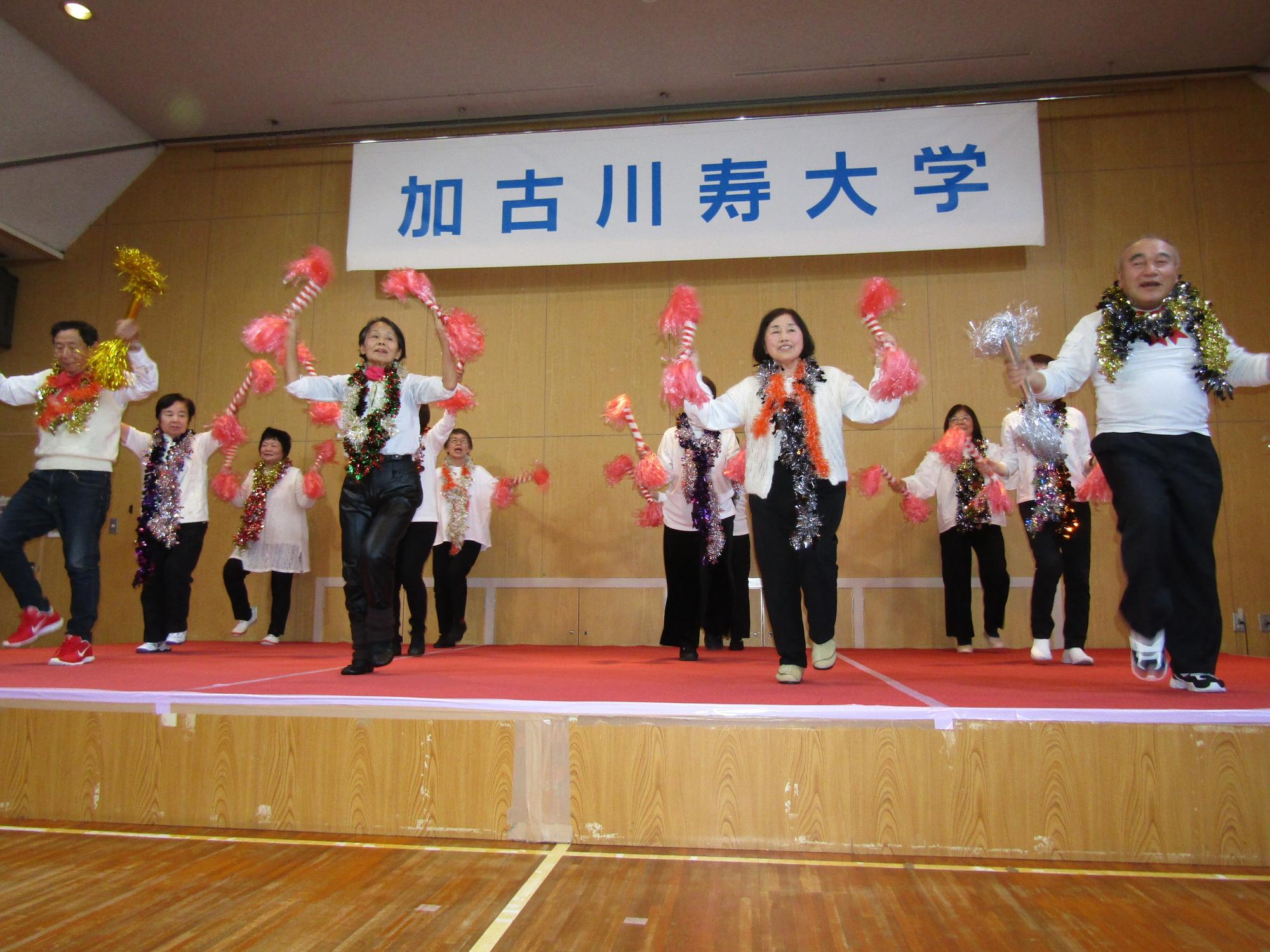 新春のつどいで、マツケンサンバを舞台で踊る2年生