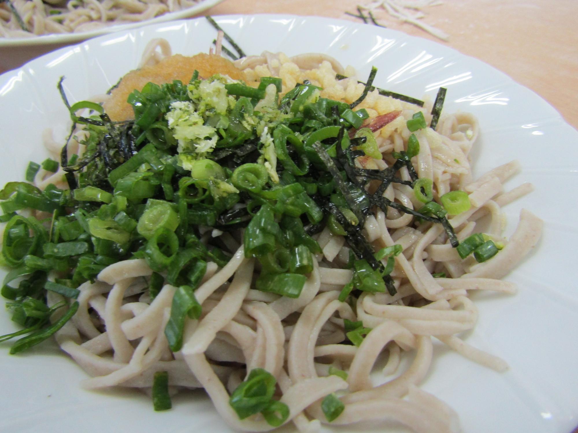 できあがったおそば。ねぎや茗荷など薬味のトッピングも添えて。