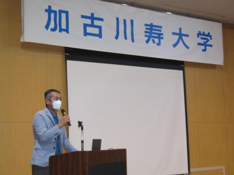 講師が壇上で講演するようす