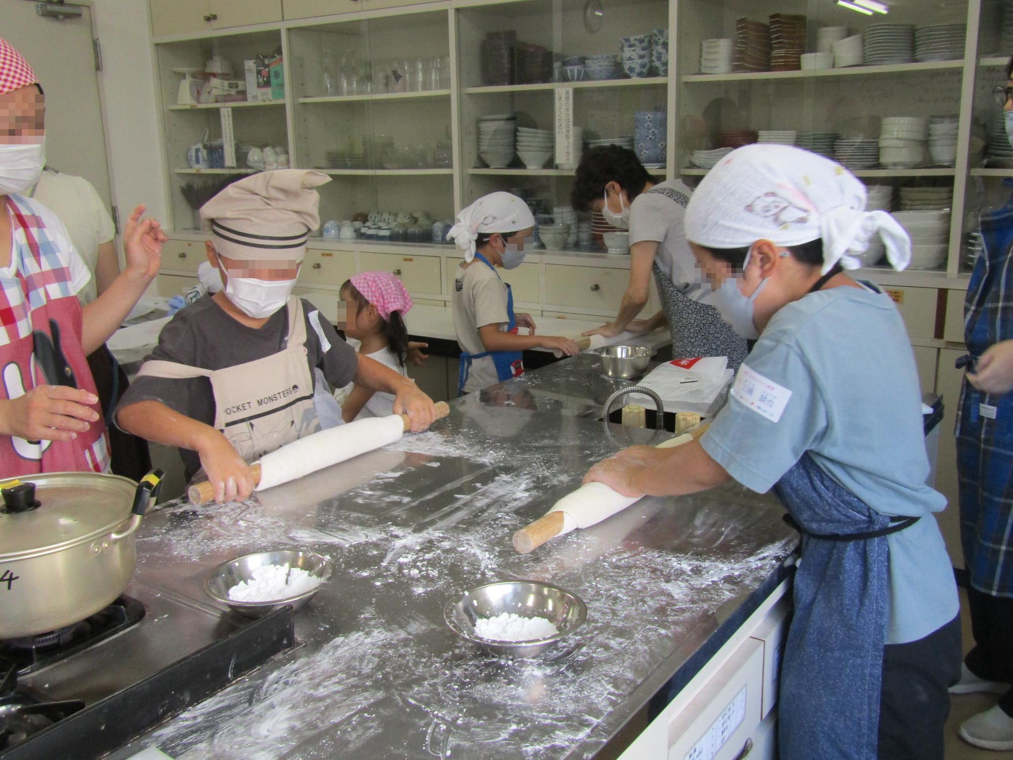 めんぼうでうどんの生地をのばしている様子