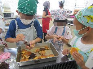 ホットケーキミックスでどら焼きを作っている様子