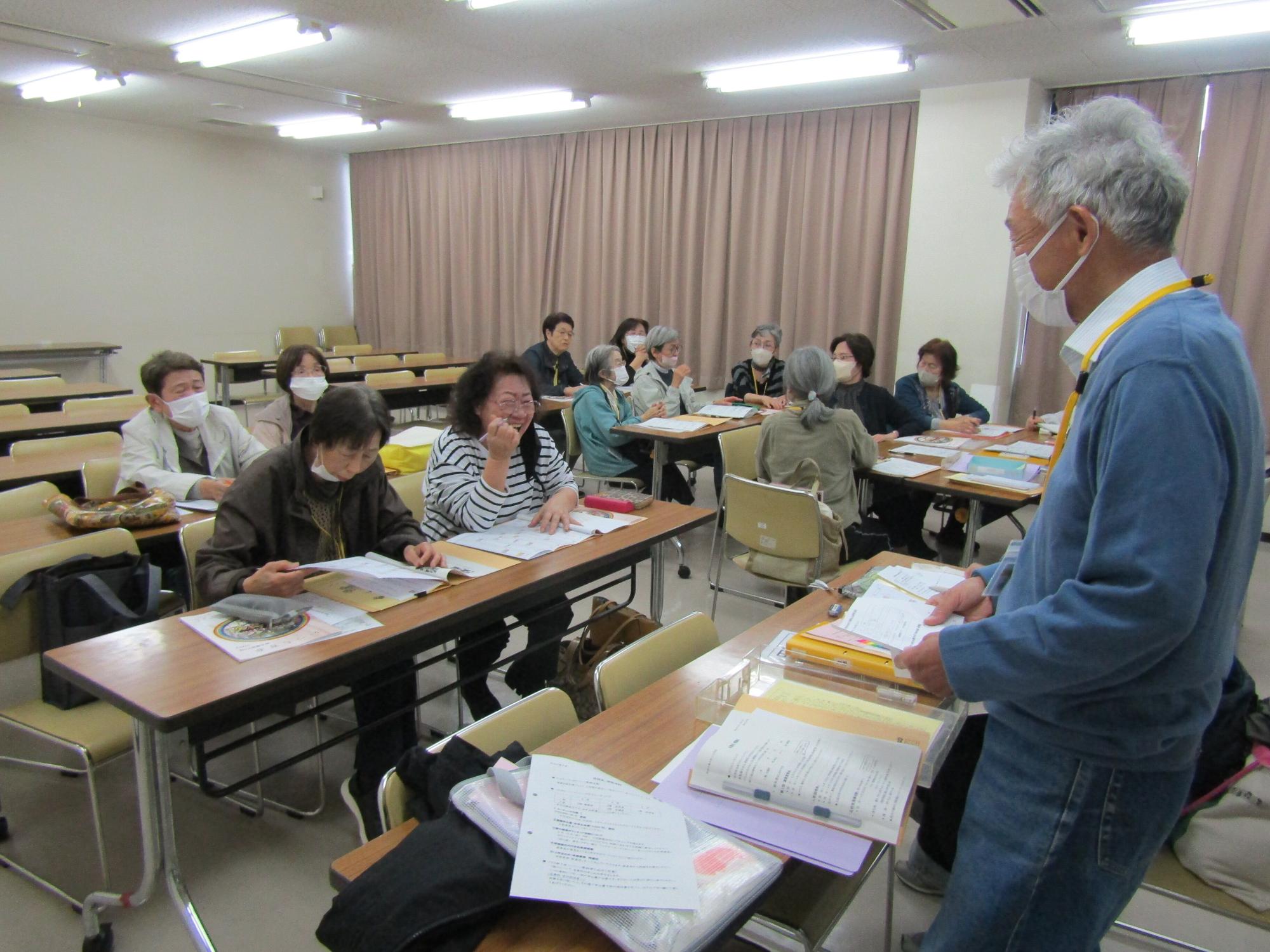 各教室に分かれてクラスミーティングをする様子