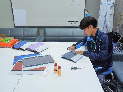 ハロウィンの工作をする様子