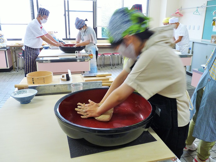 そば粉を練る様子