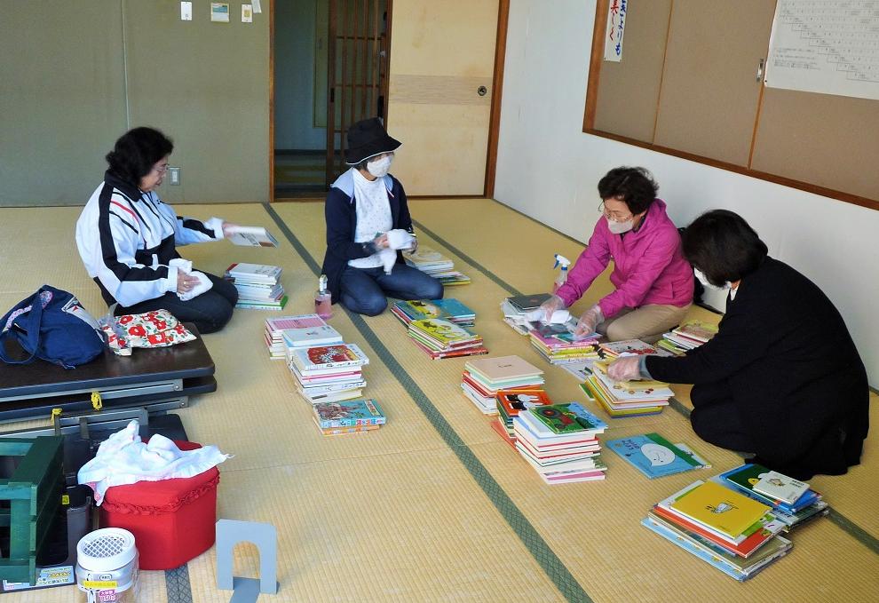 絵本を整理する様子