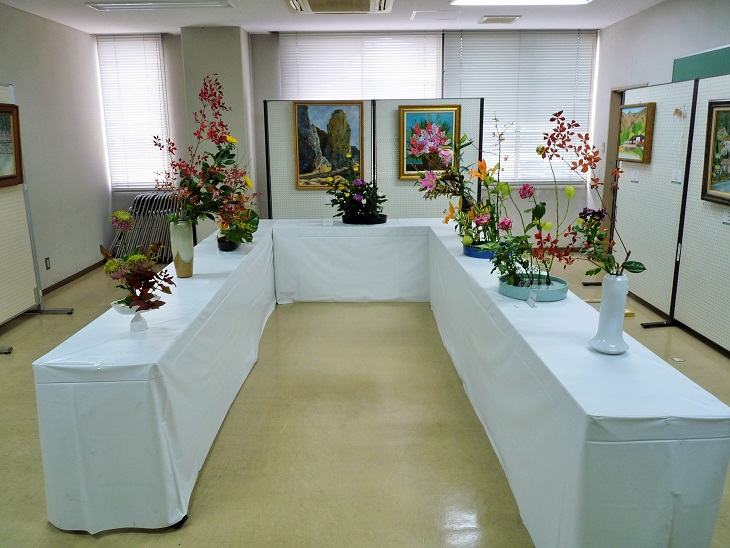 生け花と絵画の展示