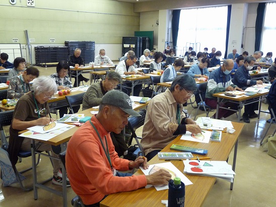 クレパス画を楽しむ様子