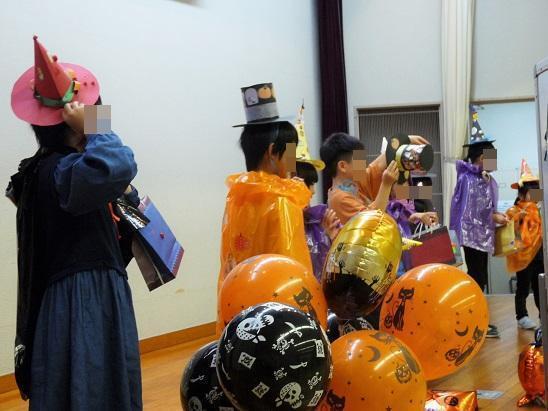 衣装披露の様子