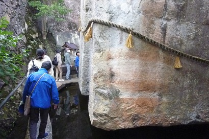 生石神社の浮石