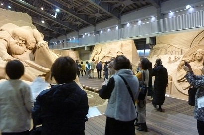 砂像を見る様子