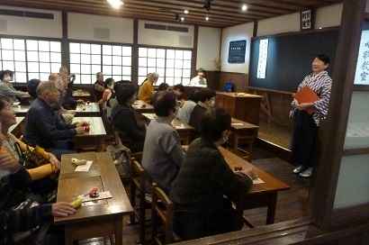 唱歌教室を受ける様子