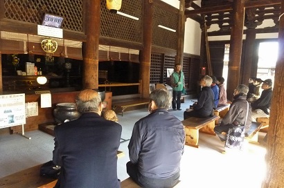 本堂で説明を受ける様子