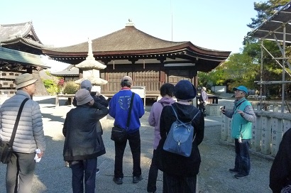 ガイドに案内してもらう様子