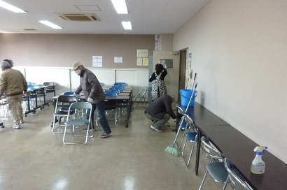 部屋の掃除をする様子