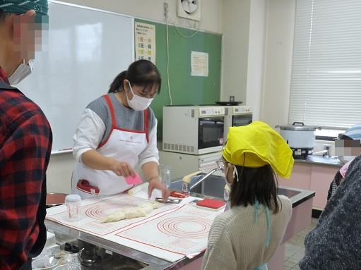 パン作りの手順を先生が説明する様子