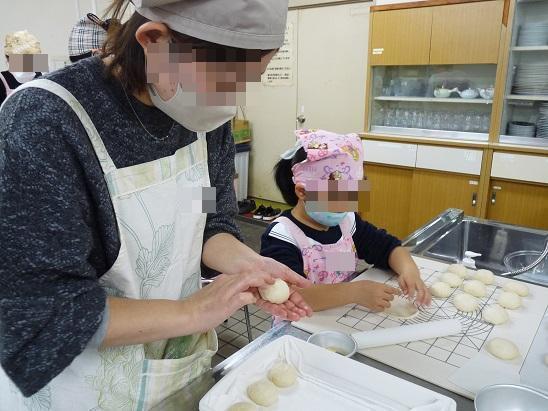 親子で生地に具材を包む様子