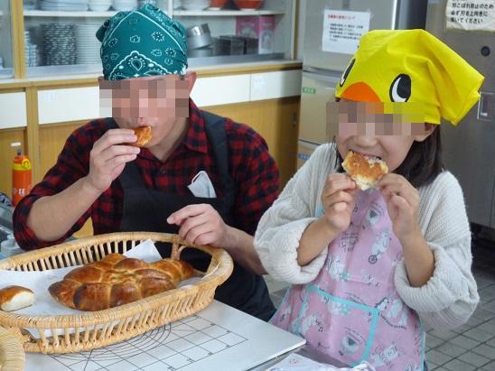 焼きあがったパンを試食する親子