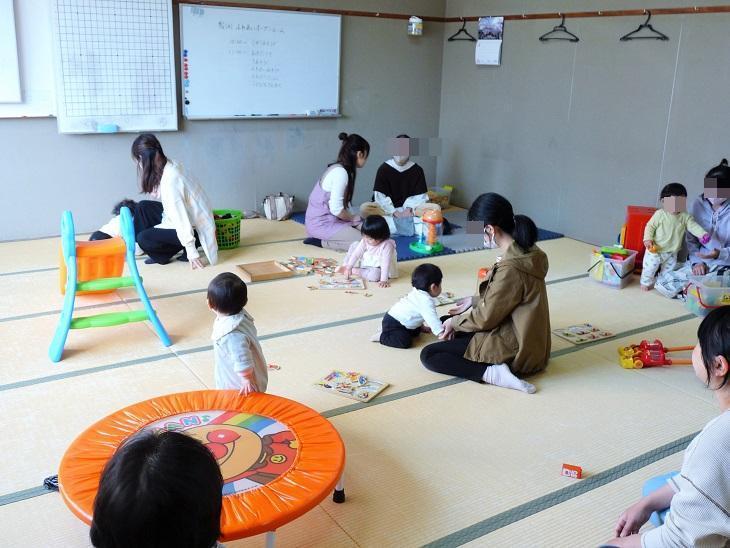 親子で遊ぶ様子
