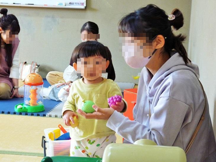 果物のおもちゃで遊ぶ親子