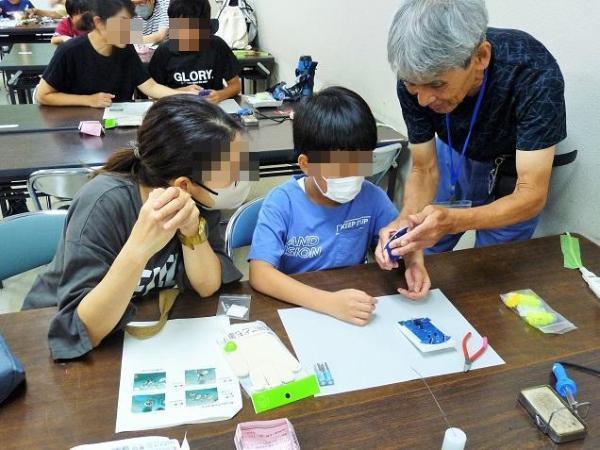 部品の説明を受ける様子