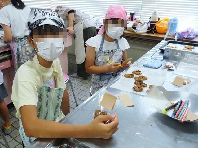 お菓子をラッピング