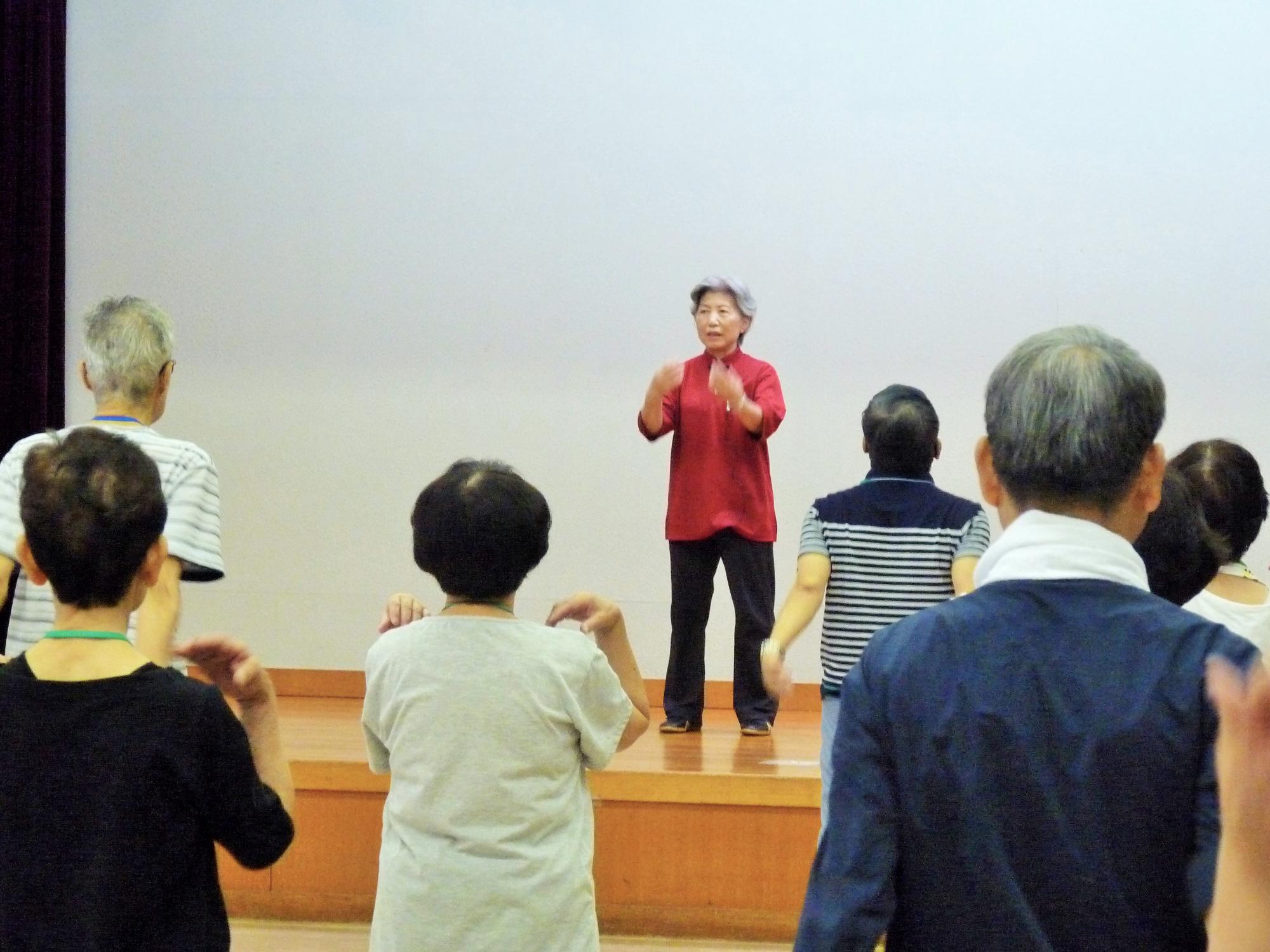 太極拳を指導する様子