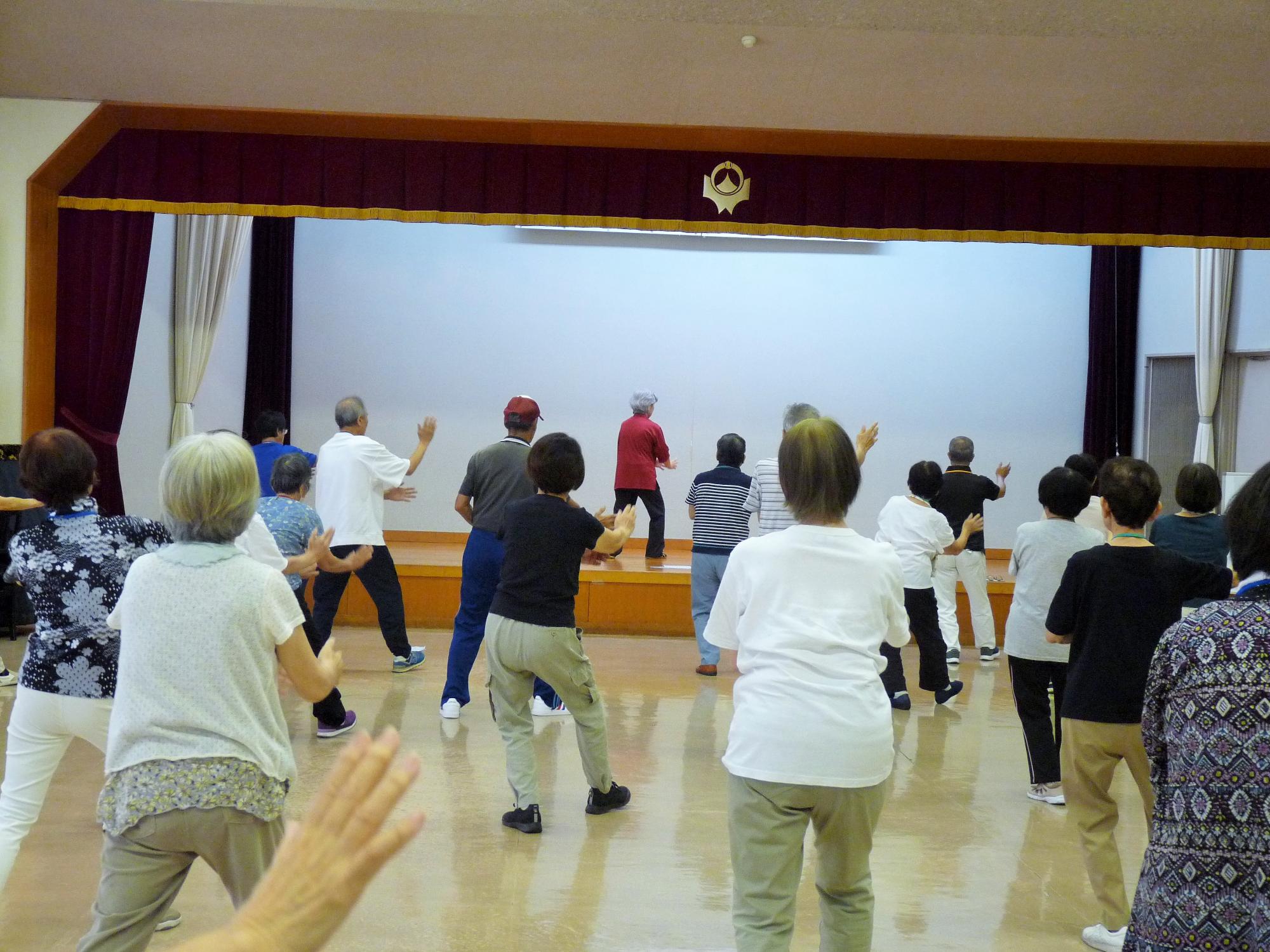 太極拳指導を受ける様子