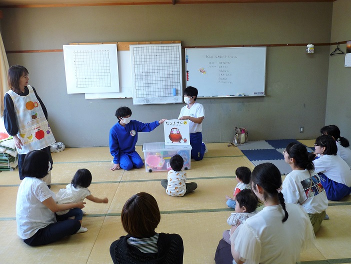 絵本の読み聞かせ