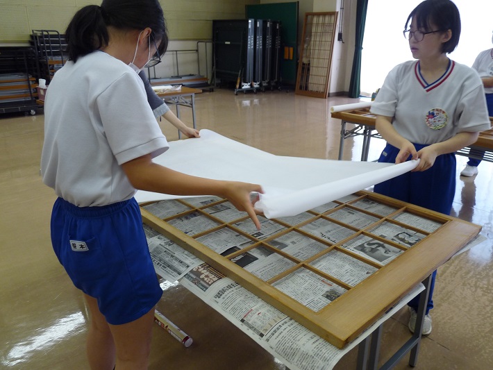障子張り作業