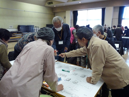 避難者をどこに配置するか相談する様子