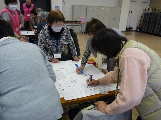 必要な情報を図面に書き込む様子