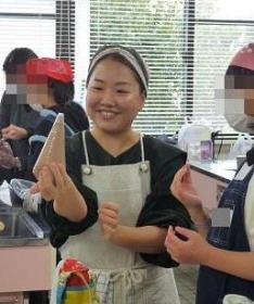 講師が絞り出しを教える様子