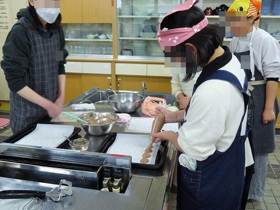 ブッセ生地を天板に絞り出す様子
