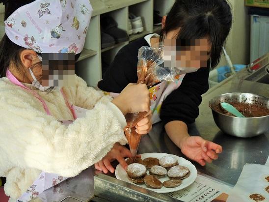 焼きあがった生地にガナッシュを挟む様子