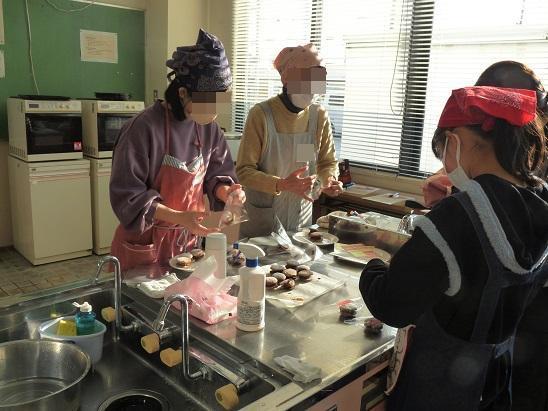 完成したブッセをラッピングする様子