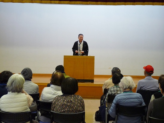 講談を聞く様子