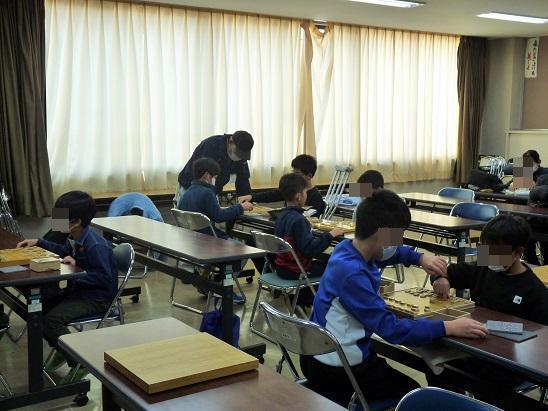 子どもたちが対局する様子