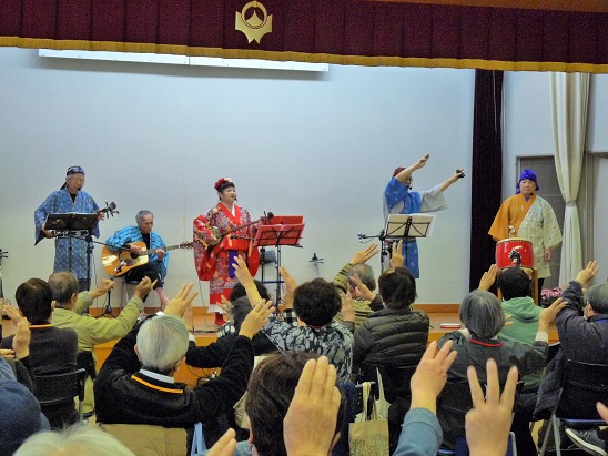 曲に合わせて皆で踊る様子