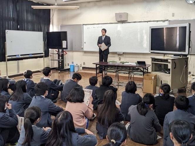 選挙のお話を聞く様子