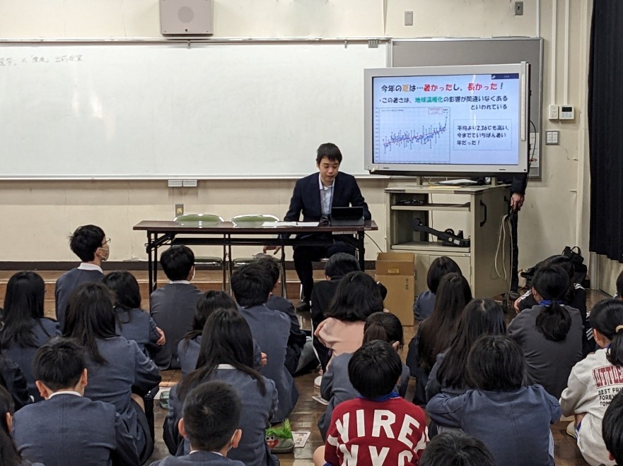 環境のお話を聞く様子