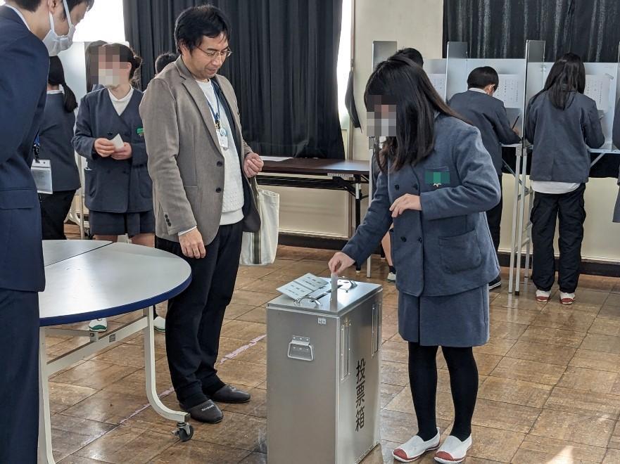 子ども達が投票する様子