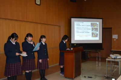 スクリーンを使い県立農業高校の発表をする学生の写真