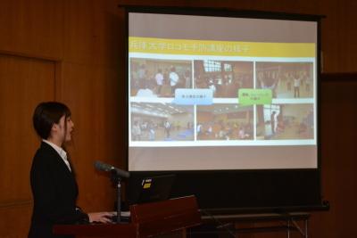 スクリーンを使い兵庫大学ロコモ研究会の発表をする女性の写真