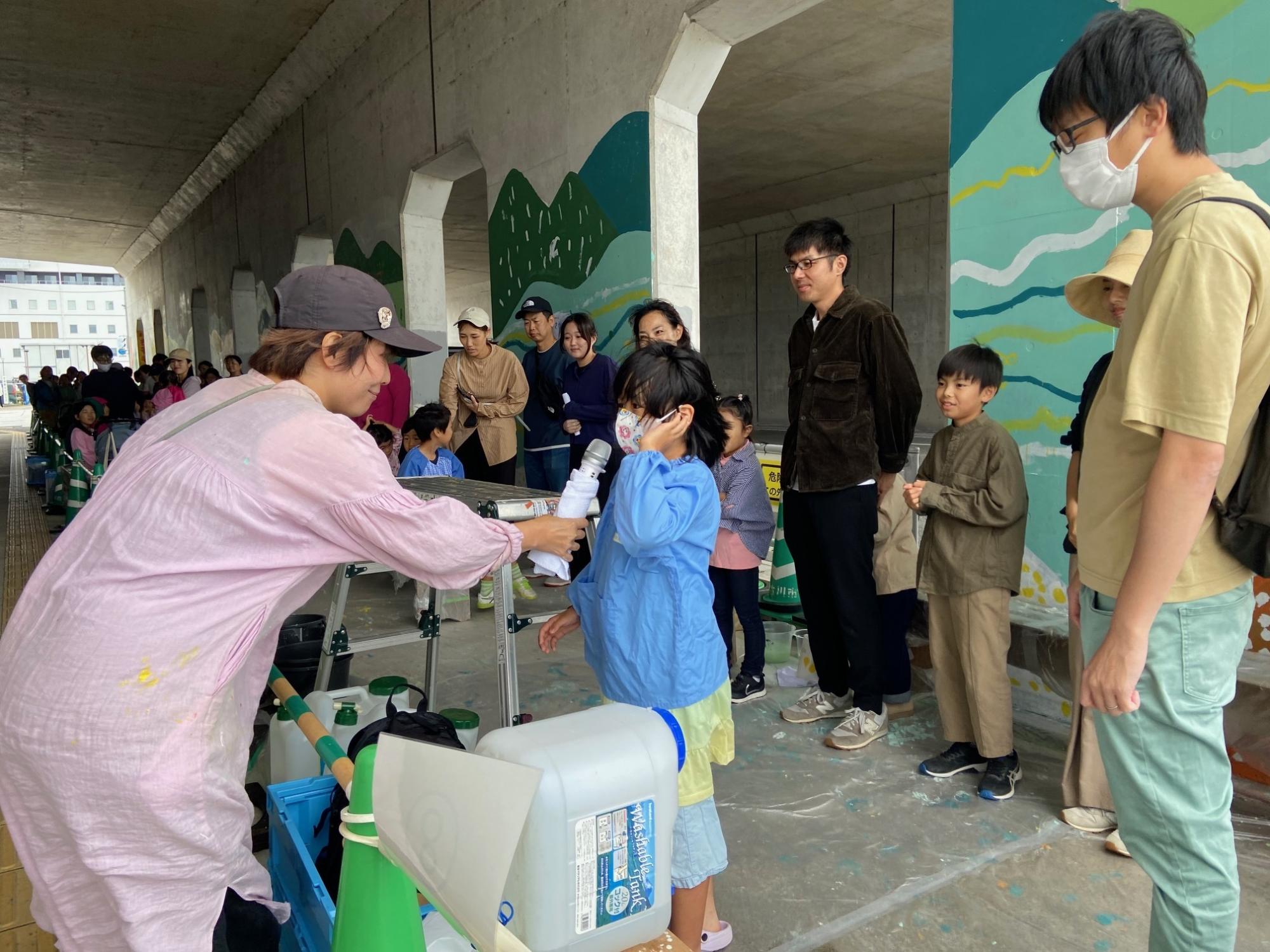 感想を聞いてる様子