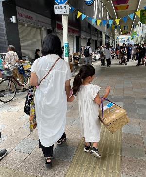 デコレーションしたかごバッグで買い物