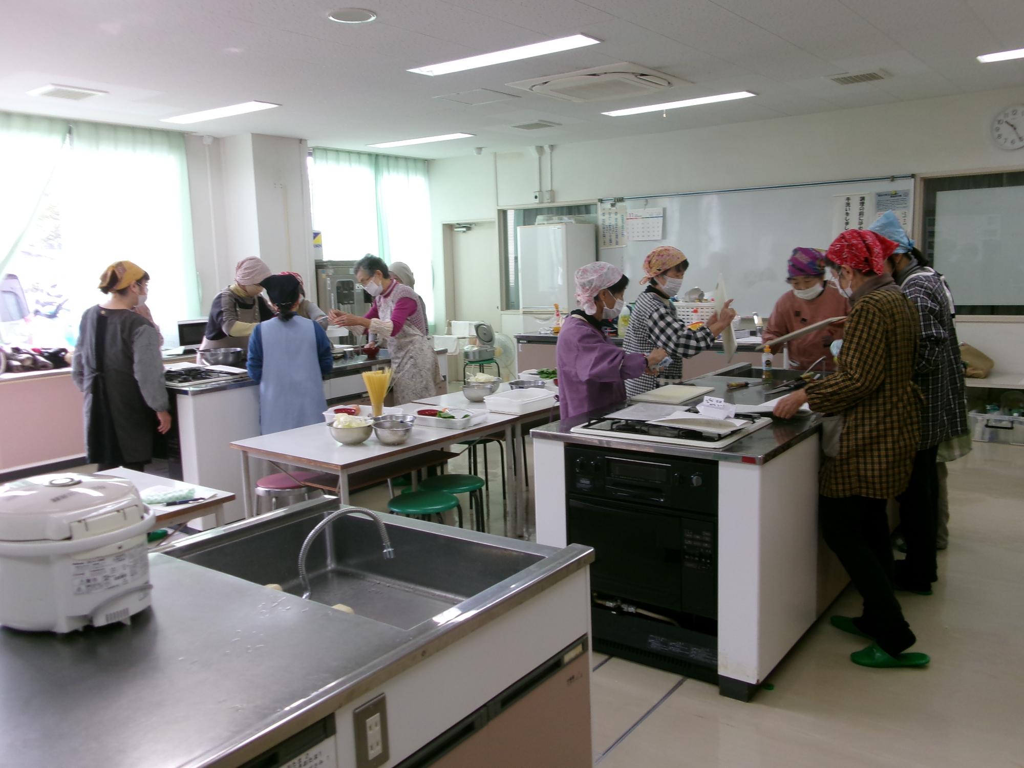 炊飯器で作る健康料理教室11月　調理の様子1