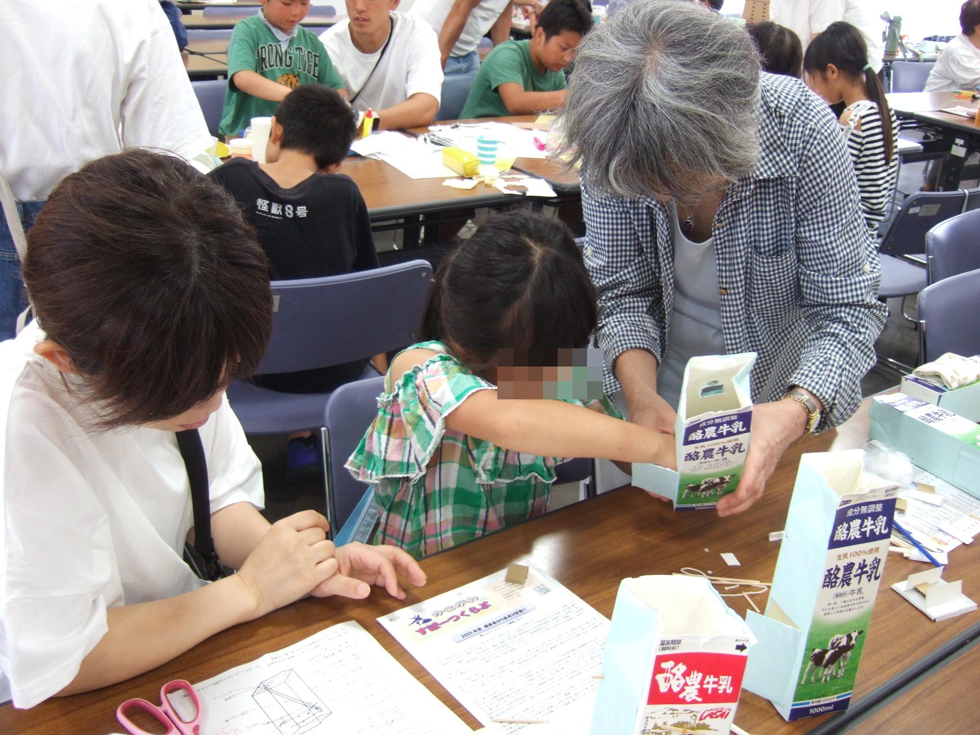 野口公民館　夏休み工作教室の様子
