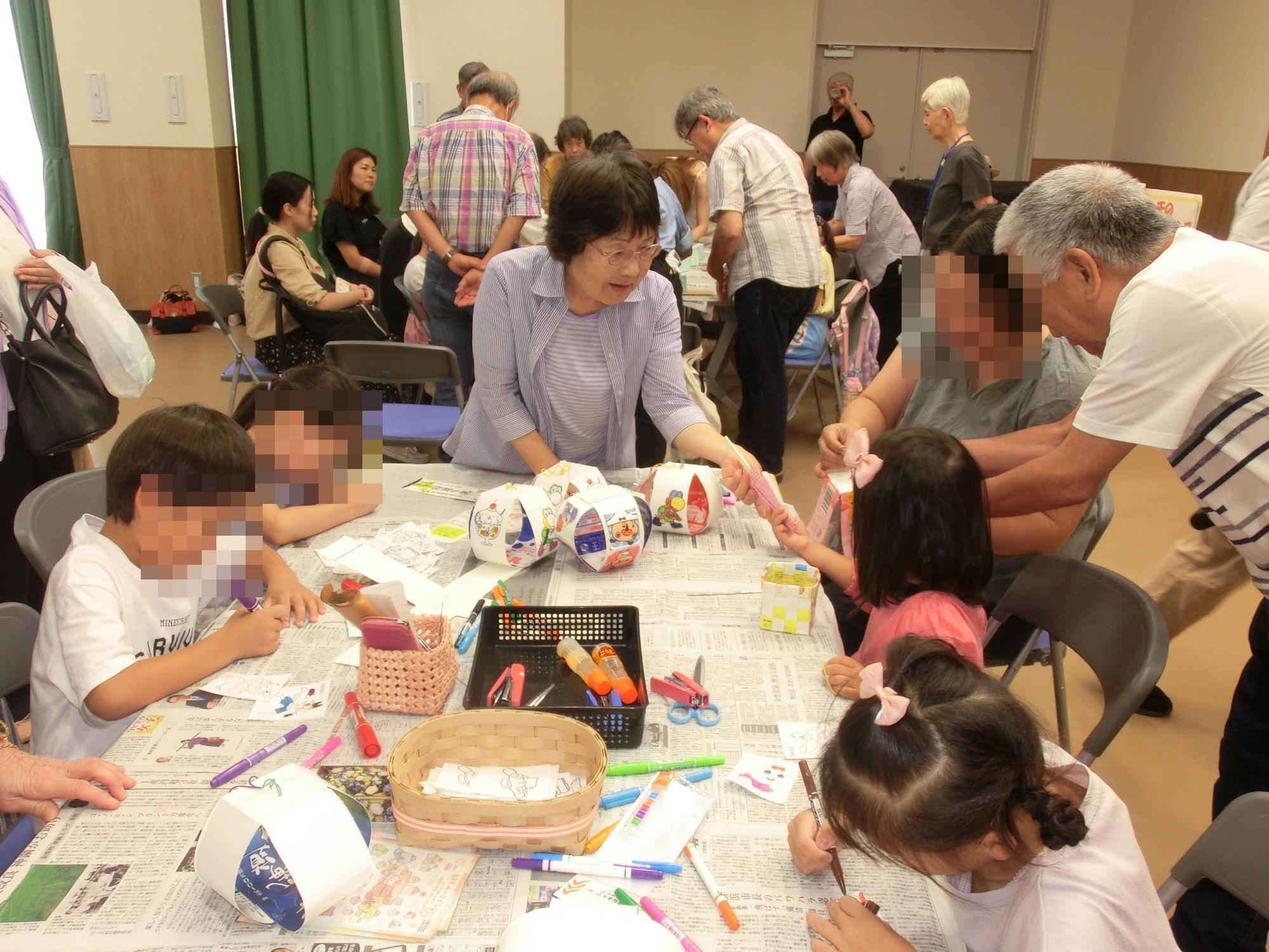野口ふれあい大学ボランティアの様子 夏休み子ども工作教室