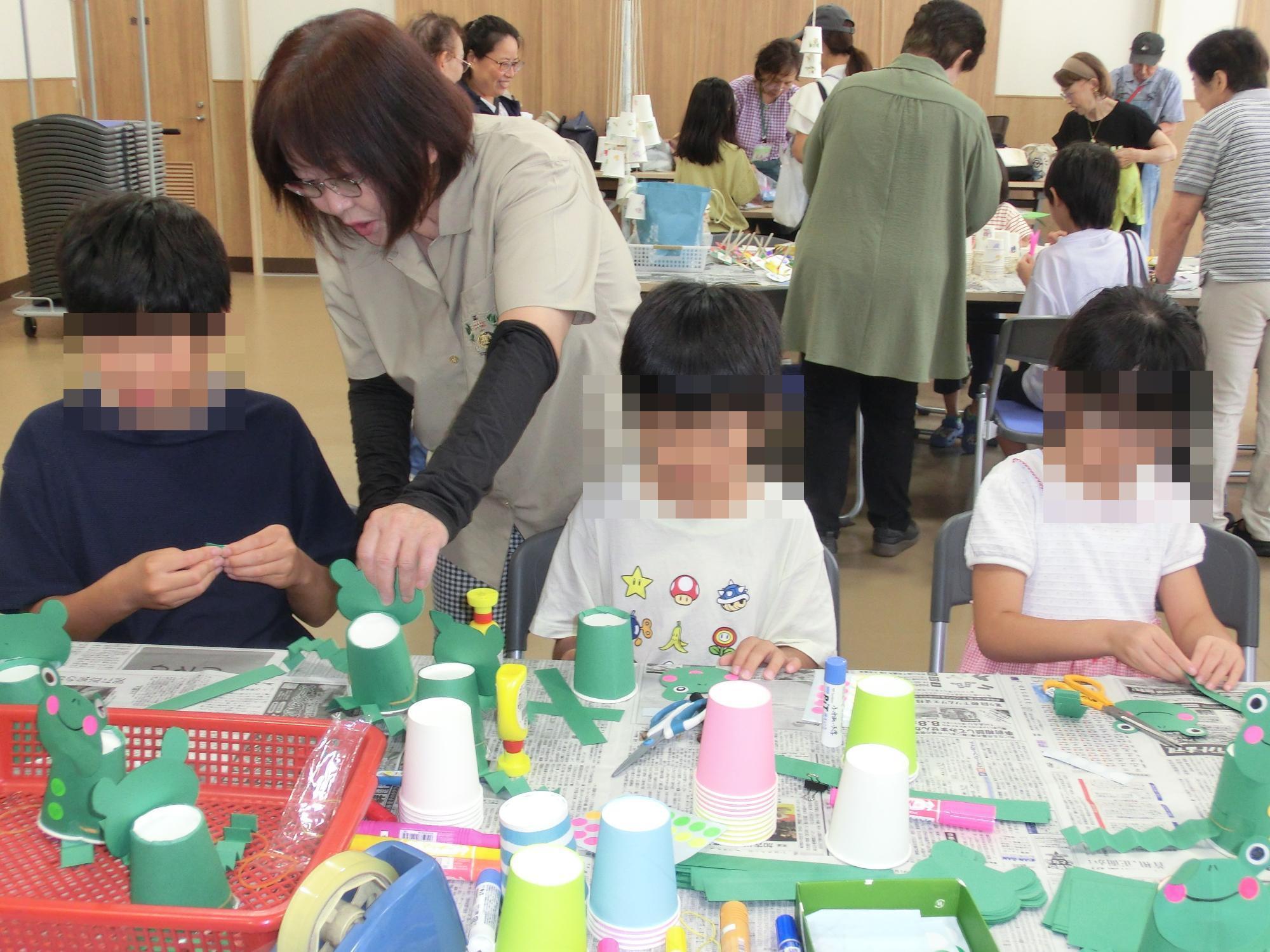 野口ふれあい大学ボランティアの様子 夏休み子ども工作教室