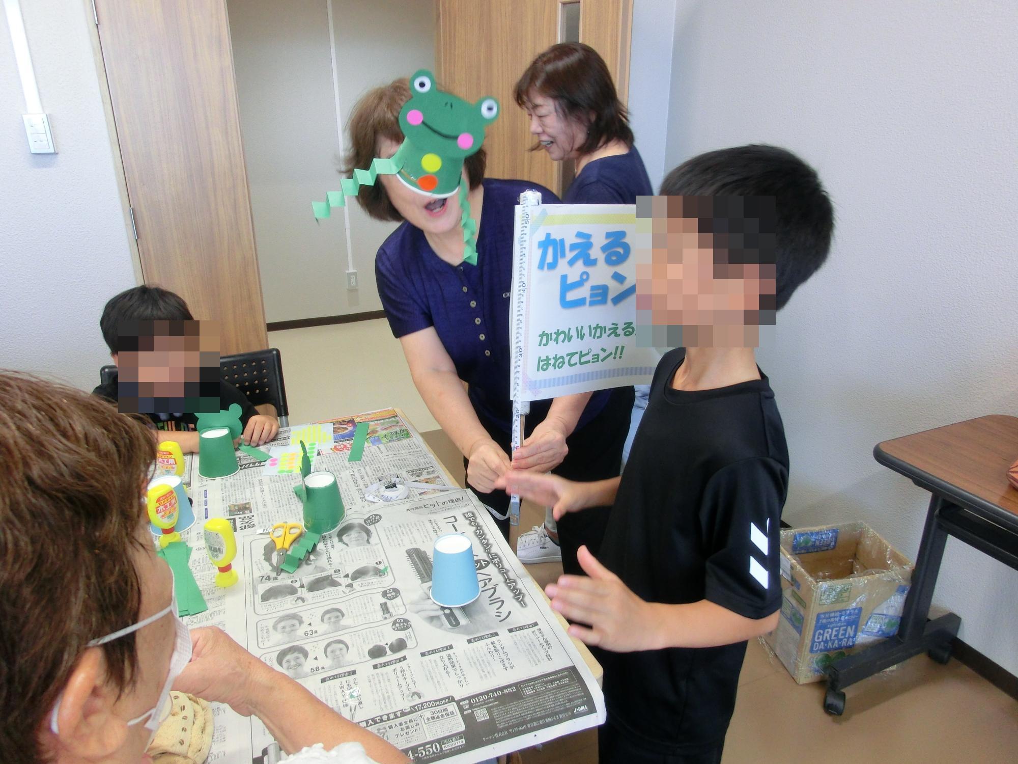 野口ふれあい大学ボランティアの様子 夏休み子ども工作教室